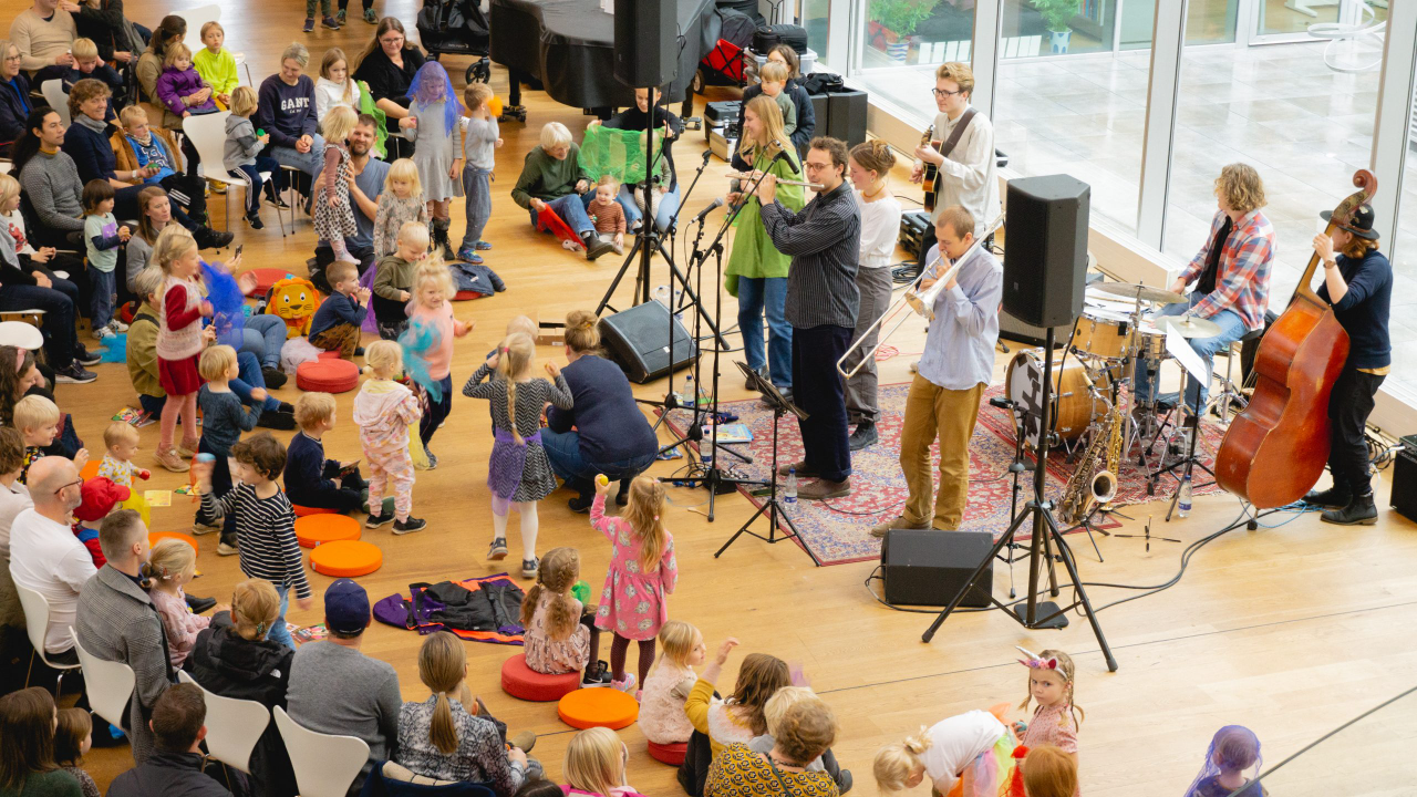 Assistance til Lydens Hule & Haletudserne-koncert i Underværket
